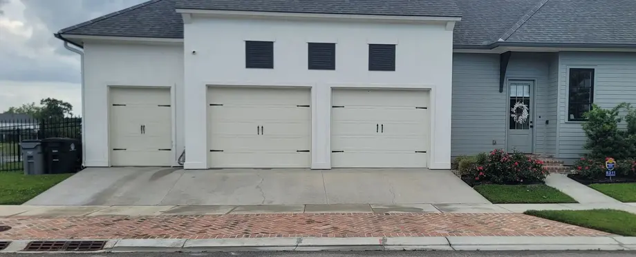 Clean garage facade and driveway after exterior service